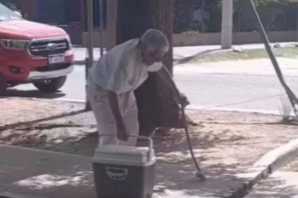 Un abuelo vendiendo helados en la calle generó debate en las redes