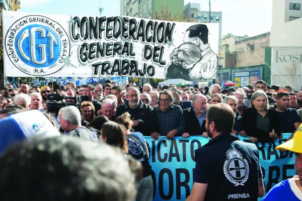 La CGT marchó a Plaza de Mayo y amenazó con un paro nacional si se aprueba el proyecto de la Reforma Laboral