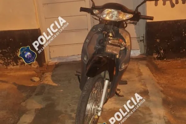 Llegó con una moto robada a su casa y su madre se la devolvió a la Policia
