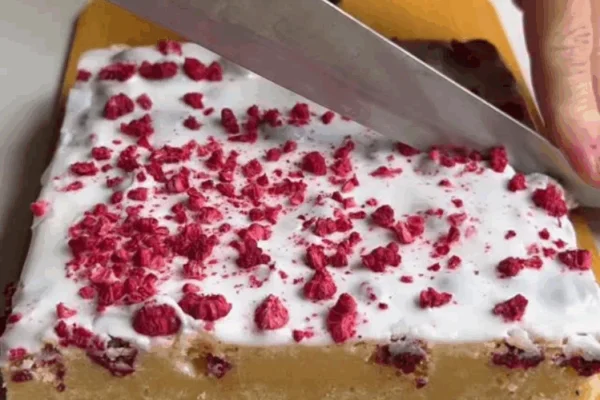Postre cítrico con frutos rojos: la receta simple y fresca del verano