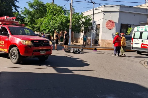 Motociclista fue hospitalizada tras fuerte choque vehicular