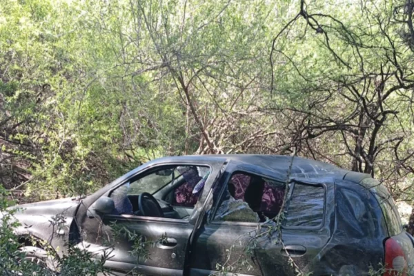Perdió el control de su auto y cayó en inmediaciones al dique de Olta