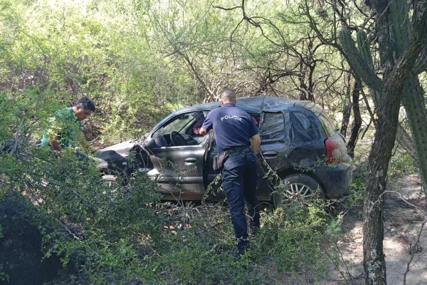 Conductora perdió el control del auto y volcó en dique de Olta