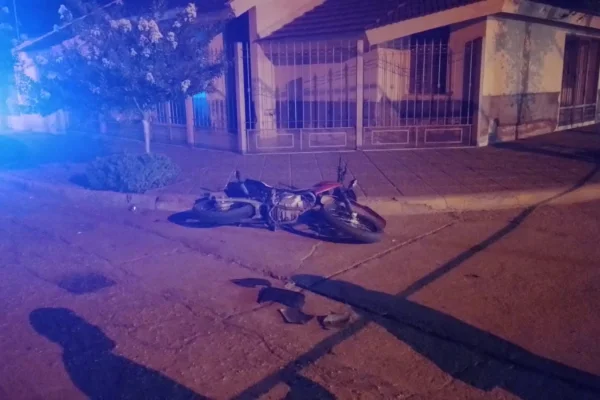 Motociclistas con heridos leves tras chocar con un auto que se dio a fuga