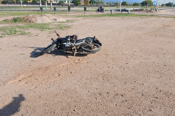 Motociclista cayó en la rotonda de Ruta 38 y sufrió lesiones leves