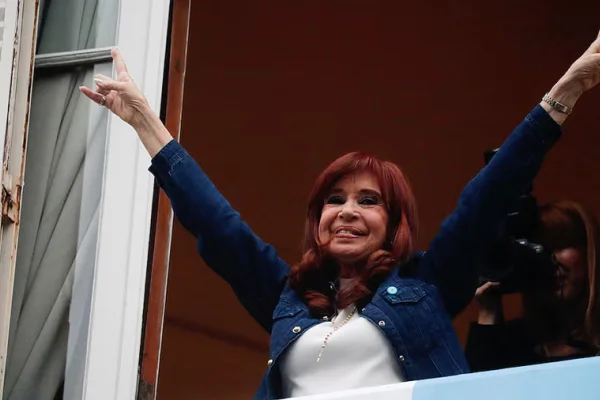 Cristina Kirchner continúa internada y aseguran que “está bien”