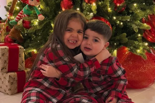 Valentina Cervantes fotografió a sus hijos Benjamín y Olivia Fernández con pijamas navideños a juego