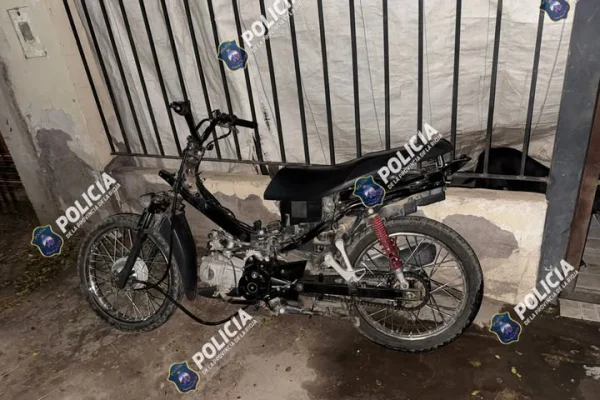 La Policía recuperó una motocicleta y detuvo a dos personas