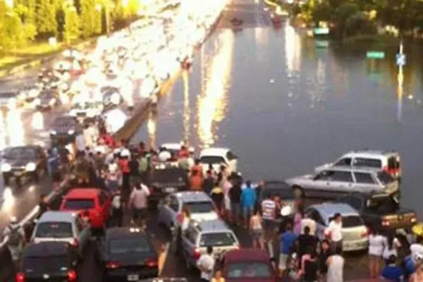 Autos bajo el agua en plena Panamericana por el temporal