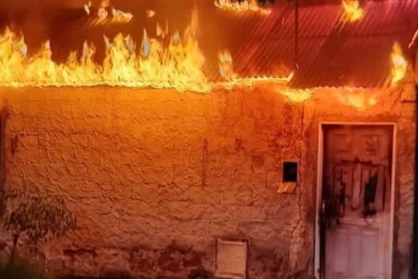 El fuego consumió una vivienda en pleno centro