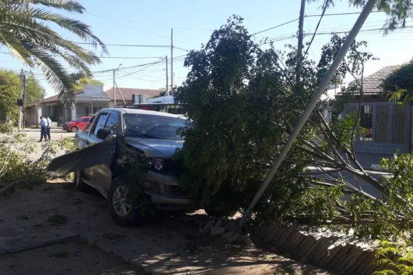 Chepes: camioneta perdió el control y chocó un poste