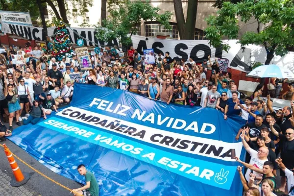 Militantes K  en apoyo a su lider con una bandera gigante: “Feliz navidad, compañera Cristina”