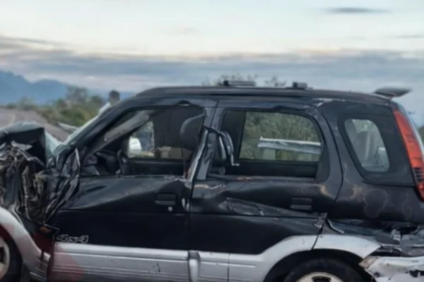 Dos hombres permanecen en grave estado tras un fuerte siniestro vial