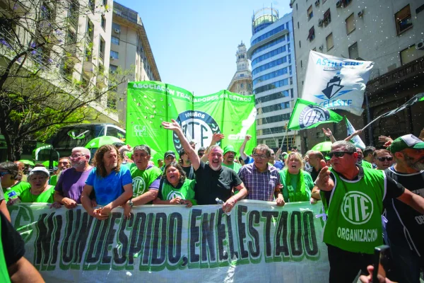 El Gobierno Nacional otorgó un aumento salarial en diciembre a los estatales y volvió a dividir a los sindicatos