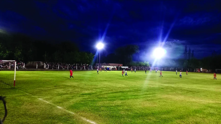 Hist&oacute;rico: por primera vez se jug&oacute; de noche en el Oeste Riojano.