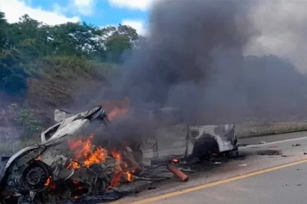 Tragedia en Brasil: once muertos tras un brutal choque frontal seguido de incendio