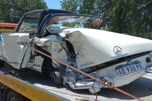 Perdió una rueda y destruyó un auto de colección valuado en US$180.000