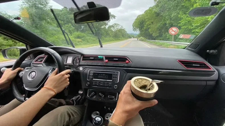 Tragedia rumbo a la Costa: en qué provincias está prohibido tomar mate en la ruta