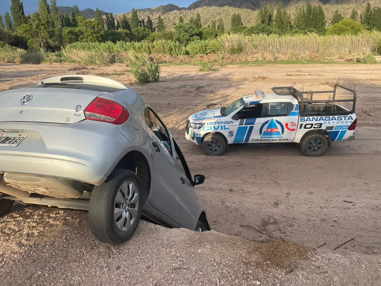 Una pareja casi cae al vacío  con su auto en Sanagasta
