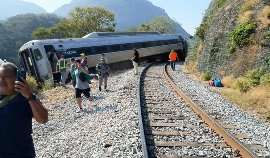Al menos 13 muertos y casi un centenar de heridos por un descarrilamiento de tren