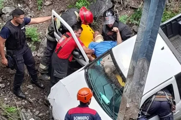 Una camioneta cayó a ocho metros de altura y una pareja se salvó de milagro