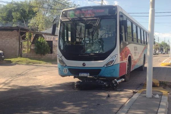 Fuerte siniestro vial entre una motocicleta y un colectivo de Rioja Bus