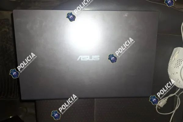 Compró una notebook robada y la devolvió cuando la policia llegó a su casa
