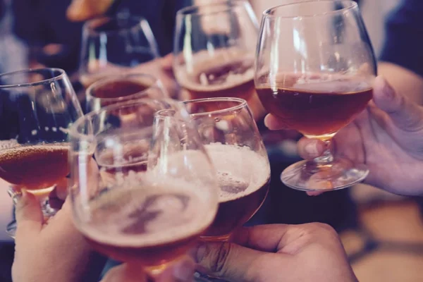 Fiestas, brindis y salud: el impacto del alcohol en el organismo