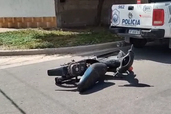 Agredieron a policías y huyeron tras abandonar una réplica de arma de fuego