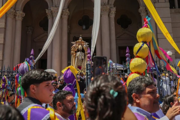 La Rioja renovó su fe con el Tinkunaco en la Plaza 25 de Mayo