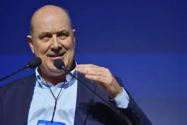 Sturzenegger elogió a los argentinos que veranean en el exterior