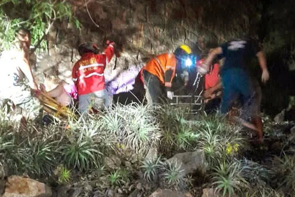 Dos motociclistas cayeron al vacío en la cuesta vieja del dique y sufrieron heridas graves