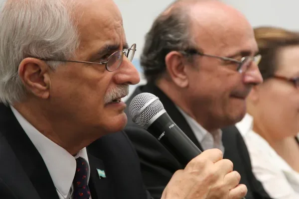 La oposición contra el DNU que redefine el rol de la SIDE: denuncian “espionaje político”