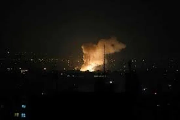 Reportan fuertes explosiones y sobrevuelo de aviones en Caracas