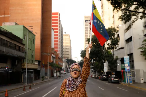 Luego del ataque de Estados Unidos, los venezolanos se movilizan en las calles y avanza el despliegue militar