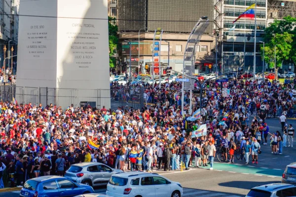 Miles de venezolanos festejan en el Obelisco la caída de Maduro