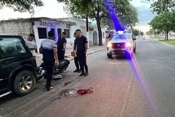 Perdio el control de su motocicleta y se estrelló contra una camioneta estacionada