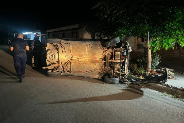 Manejaba ebrio, volcó y chocó a una moto
