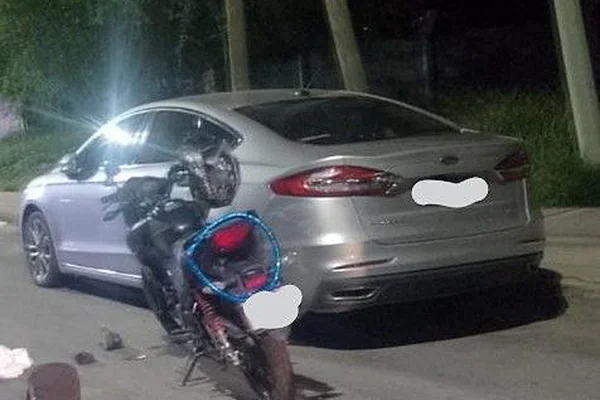 Un hombre murió tras impactar con su moto a un auto estacionado