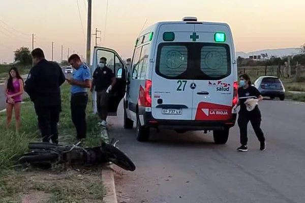 Impactó contra el cantero central de una avenida y fue hospitalizado