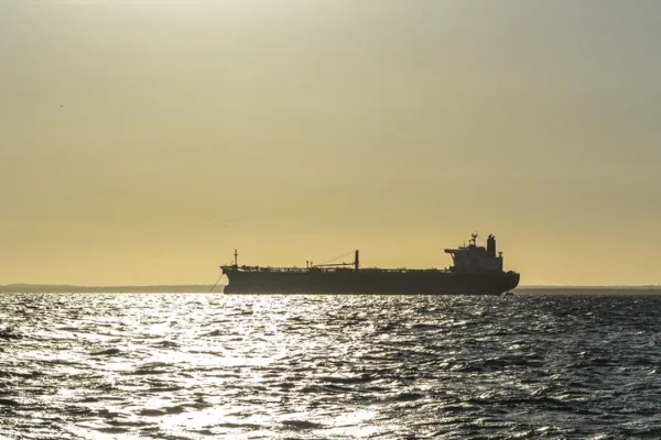 Máxima tensión en el Atlántico: Estados Unidos persigue a un petrolero escoltado por un submarino ruso