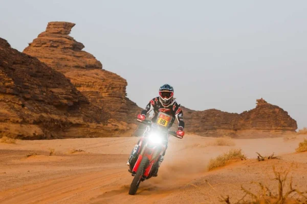 Schareina vuelve a liderar una etapa de Motos, y Benavides llega 7°