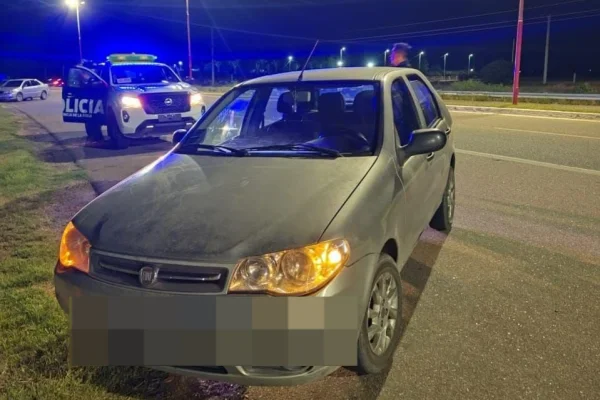 Denunció el robo de su auto y apareció a metros