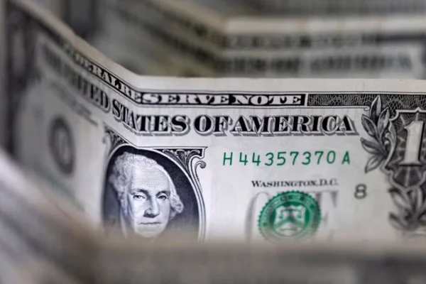 El dólar bajó por tercer día seguido y se aleja del techo de las bandas cambiarias