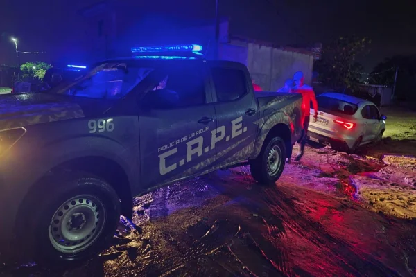 El Cape sacó a un automóvil que cayó en una zanja