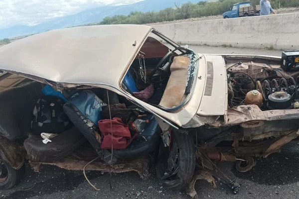 Fuerte siniestro vial en Chilecito dejó heridos y serios daños materiales