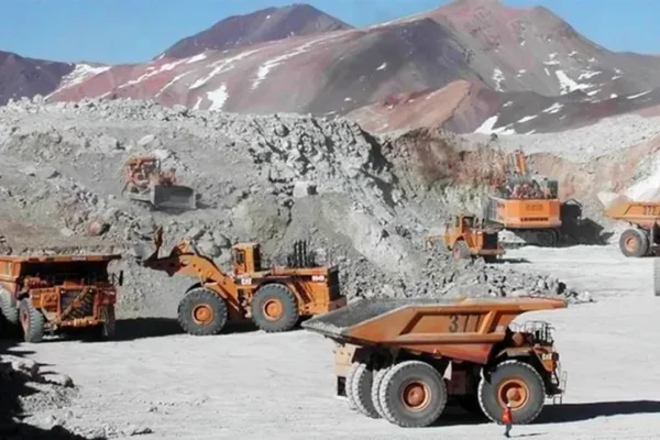 Dos gigantes de la minería negocian una fusión que tendrá un impacto clave en la Argentina