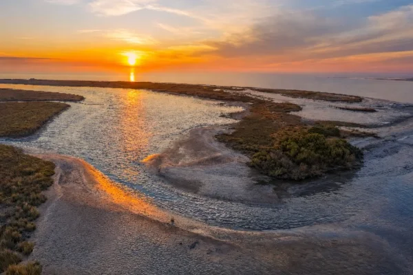 Así es el único lugar de Argentina donde el sol sale por el mar y se pone sobre el río