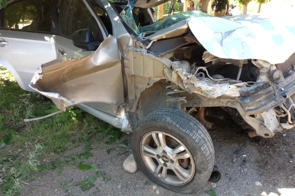 Un joven sufrió lesiones graves tras chocar contra dos moras