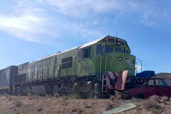 Una familia chocó contra un tren y se salvó de miliagro